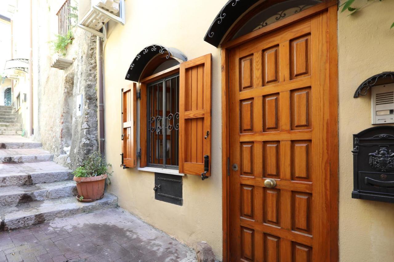 Porta Catania & Duomo Cozy Apartment タオルミーナ エクステリア 写真